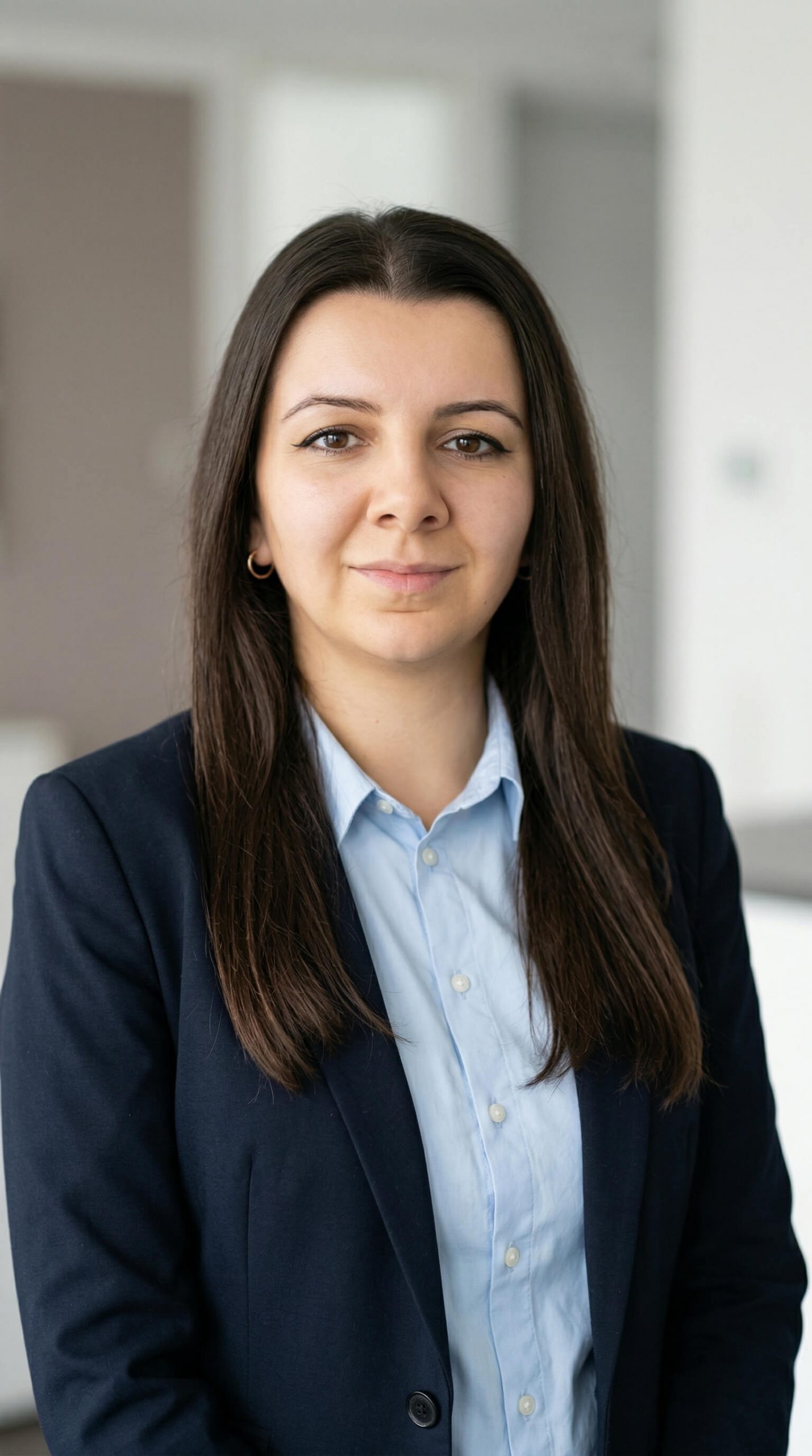 Assistentin Nurcem Erdan von Erdan Glas- und Gebäudereinigung im professionellen Business-Porträt